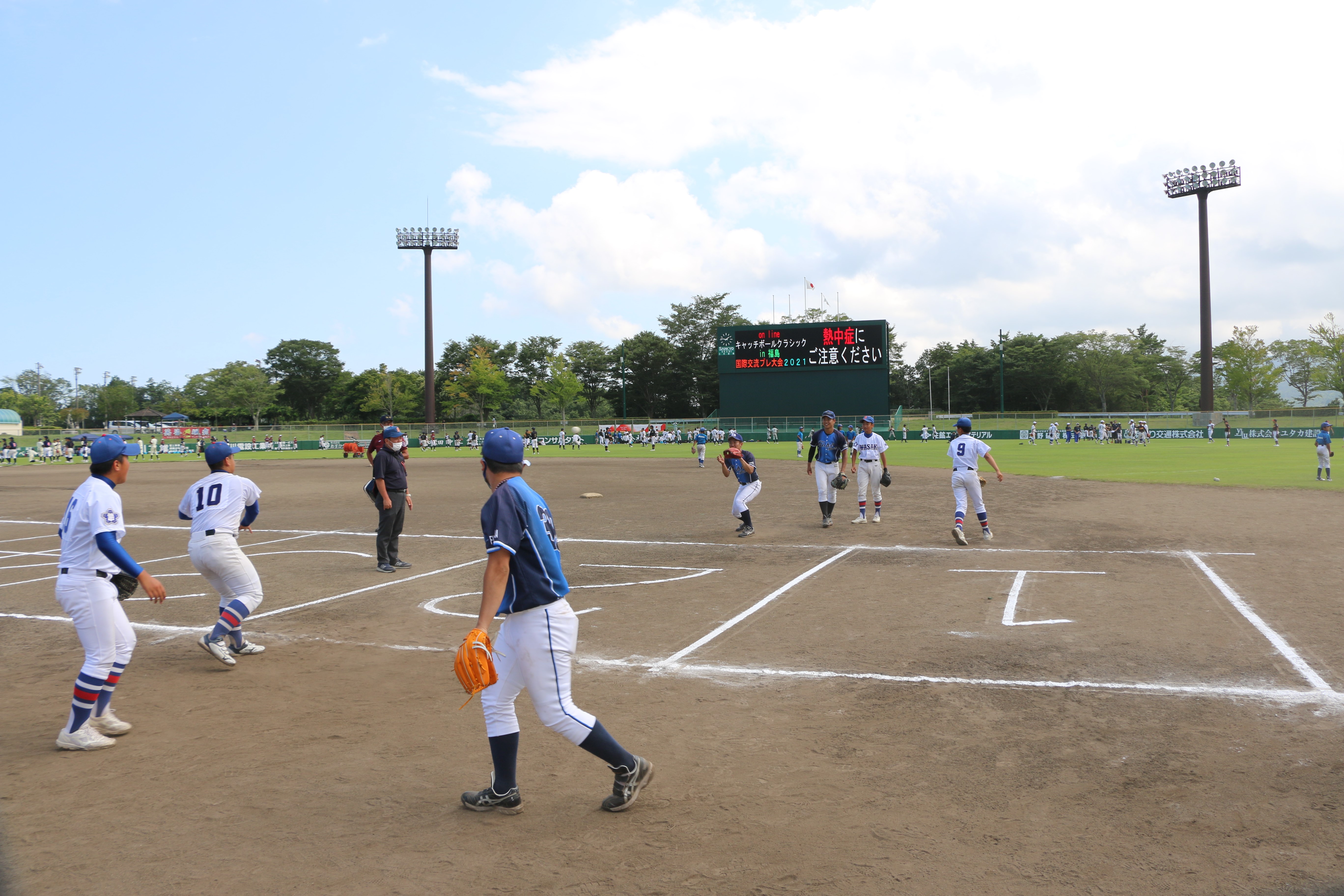 中学生とキャッチボールを通して交流